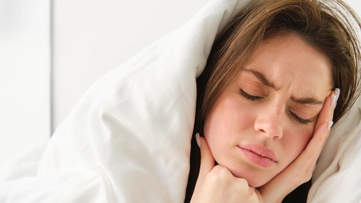 How to Sleep With a Toothache